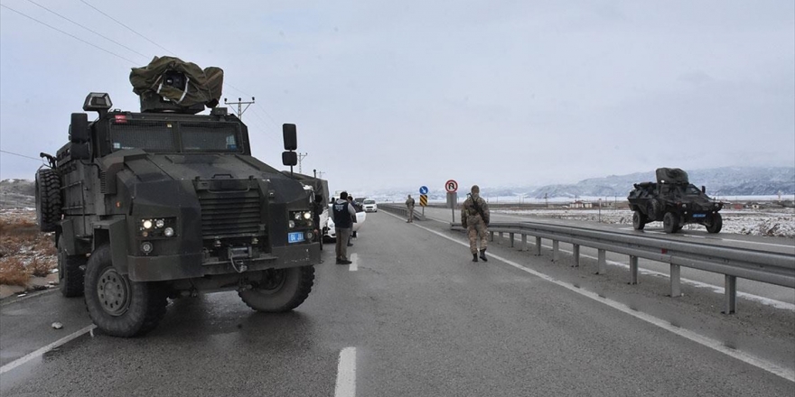 Ağrı'da Gürbulak Gümrük Müdürlüğü Aracına Roketli Saldırı
