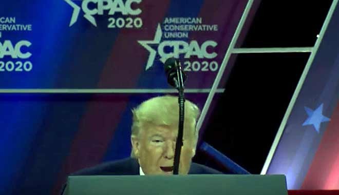 Trump'tan Bloomberg taklidi: Kürsünün altına doğru eğilip, "Beni buradan çıkarın" diye bağırdı