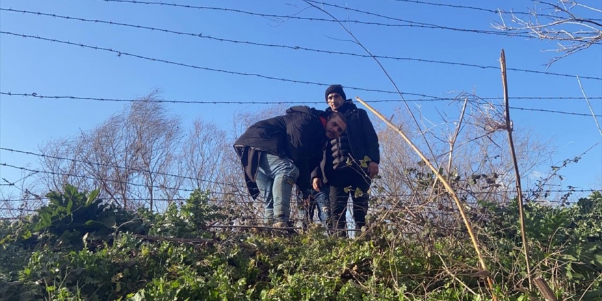 Göçmenler Tel Çitleri Keserek Yunanistan'a Geçti