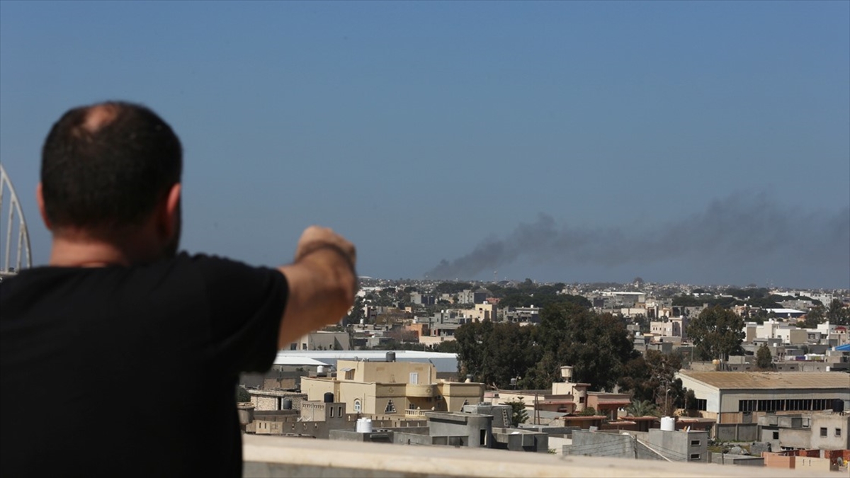 Hafter Milisleri Trablus'taki Mitiga Havalimanı'na 9 Roket Attı