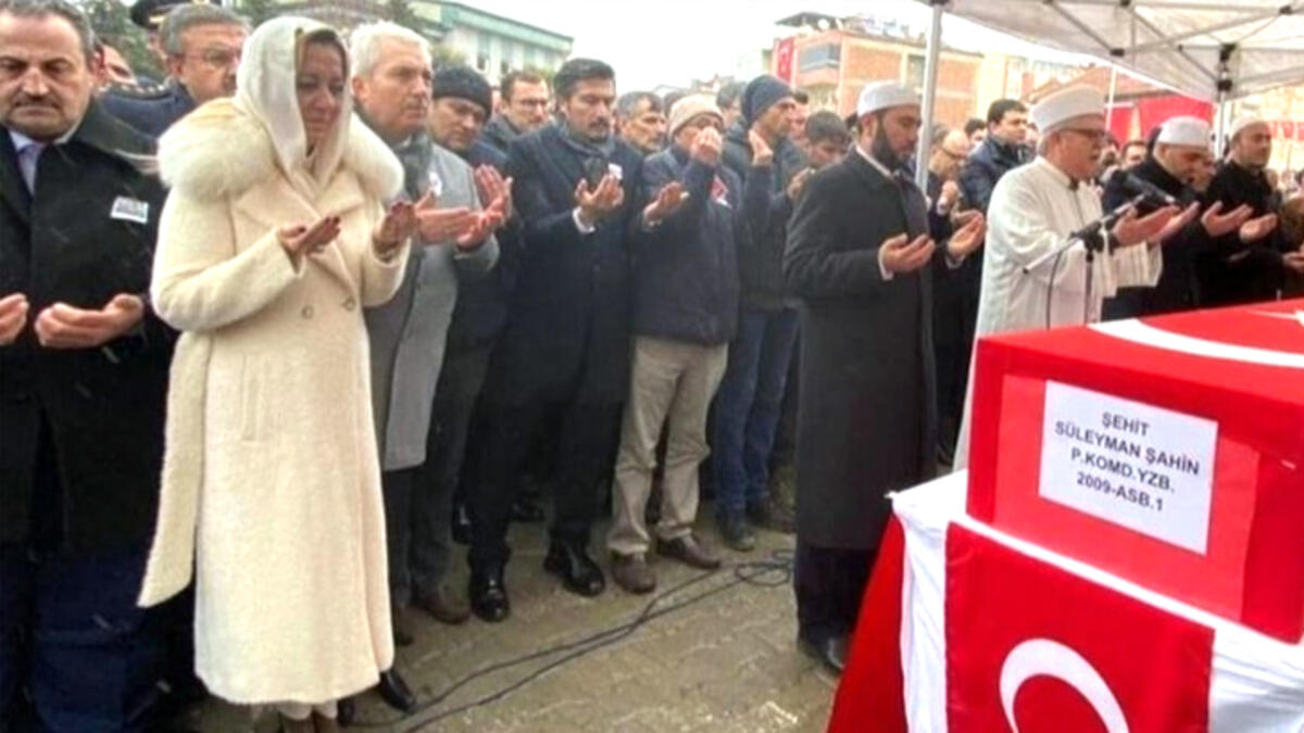 KERİME YILDIZ YAZDI: EDEB YÂHÛ! BUNU, SEVDA DEMİREL BİLE YAPMAZ!