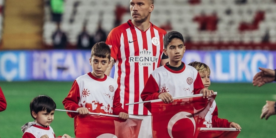 Antalyasporlu Podolski, Sosyal Medya Paylaşımlarıyla Da Gönüllere Giriyor