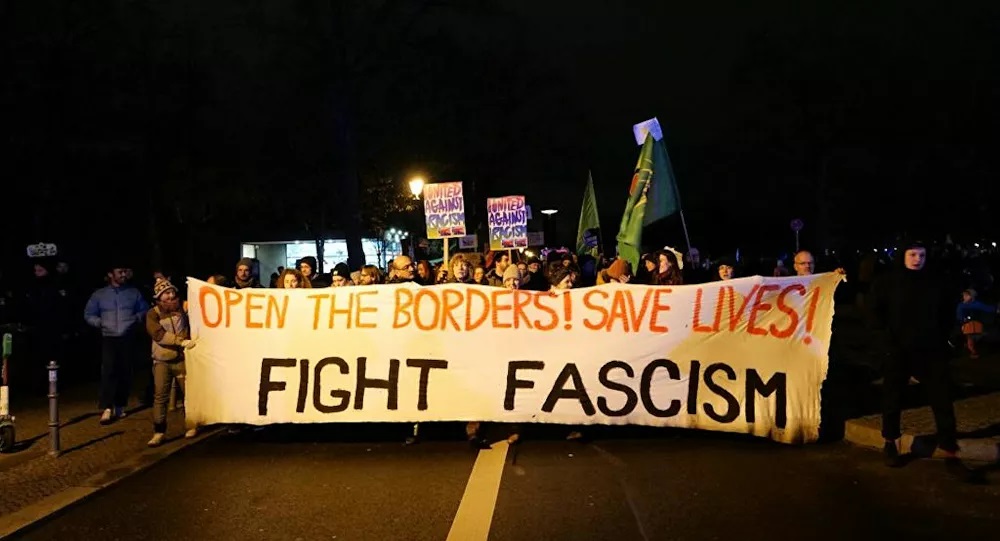 Almanya’da binlerce kişi AB sınırlarının sığınmacılara açılması için gösteri yaptı