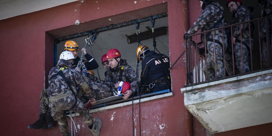 Polis Afet Anında Arama Kurtarma Da Yapacak