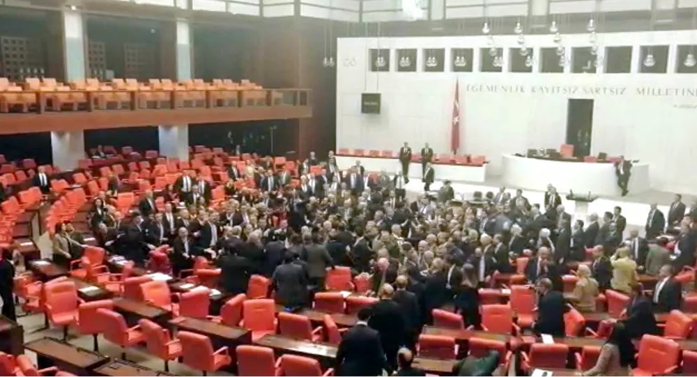 Meclis'te yumruklu kavga