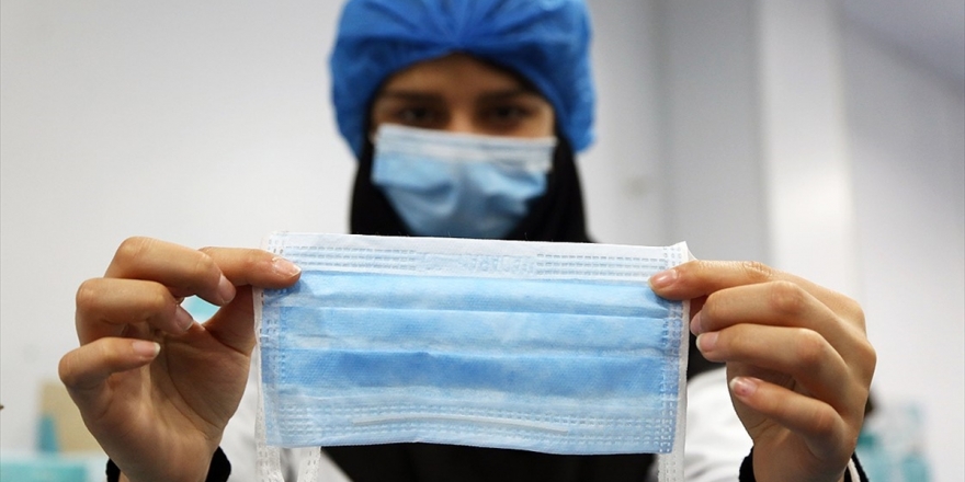 İran'da Fabrikalar Tıbbi Maske Yetiştirebilmek İçin 24 Saat Çalışıyor