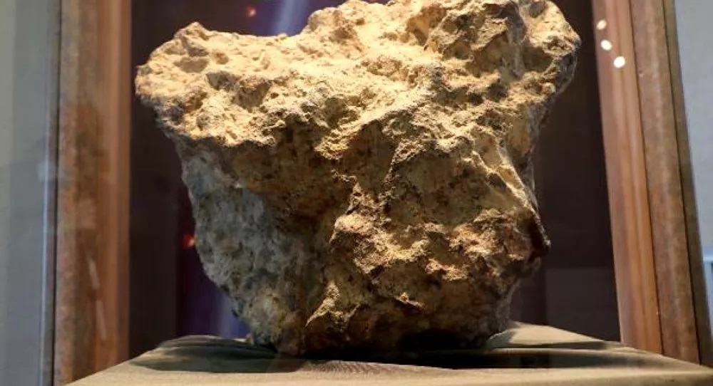 Tarlada bulduğu gök taşını satılığa çıkardı: En az 4 bin yıllık olduğu tahmin ediliyor