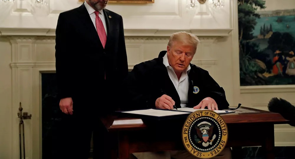 Pence yeterli sayıda test kiti olmadığını kabul etti, Trump 8.3 milyar dolarlık koronavirüs mücadele bütçesini imzaladı