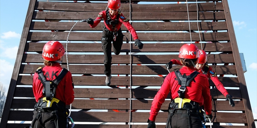 Jandarmanın Kadın Personeli Hem Vatanı Koruyor Hem De Hayat Kurtarıyor