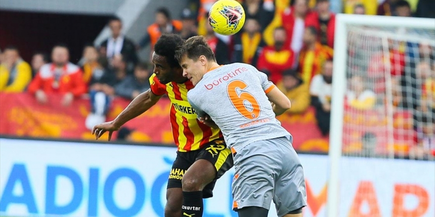 Medipol Başakşehir İzmir'den Galibiyetle Dönüyor