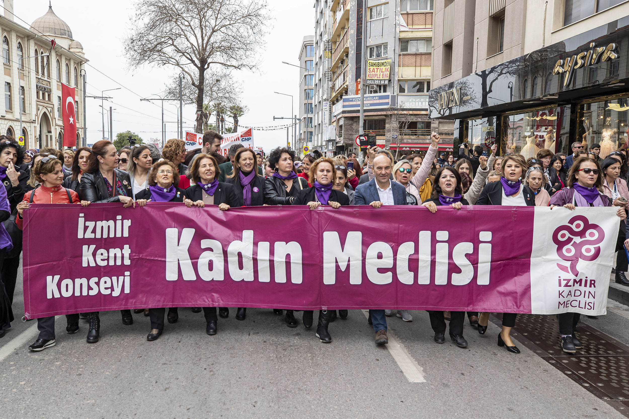 “İzmir kadının yanında olmaya devam edecek”