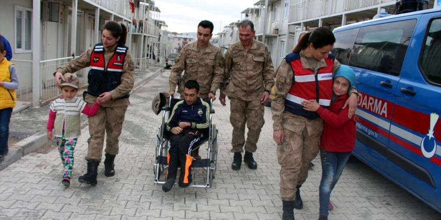 Jandarmadan Depremzede Engelli Gence Tekerlekli Sandalye Sürprizi