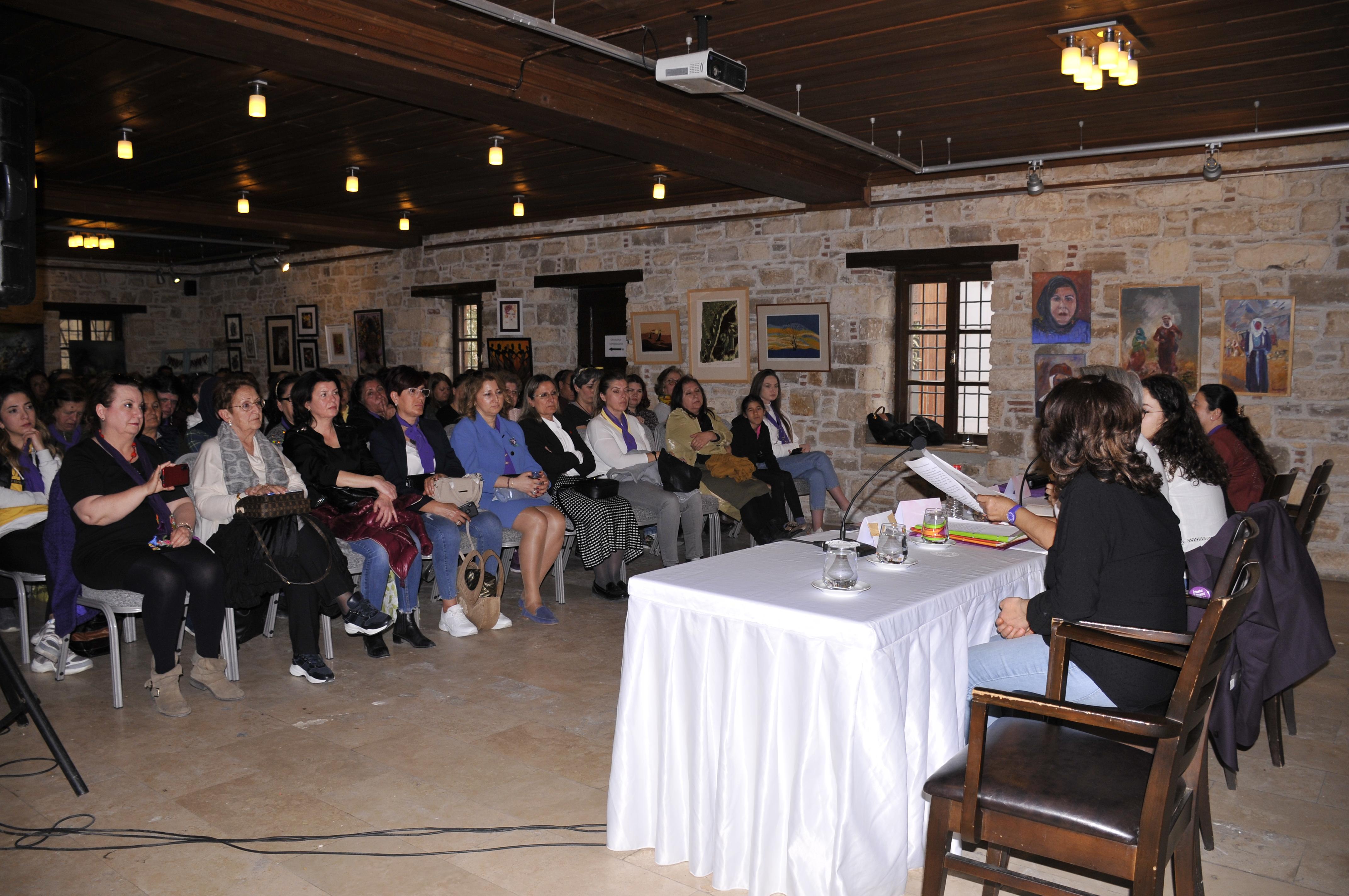 KADINLARIN SORUNLARI KUŞADASI’NDA MASAYA YATIRILDI