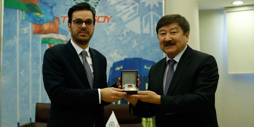 Türksoy'dan Trt Genel Müdürü Eren'e Ödül