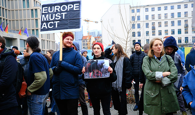 Merkel ve Miçotakis göçmen politikası sebebiyle protesto edildi