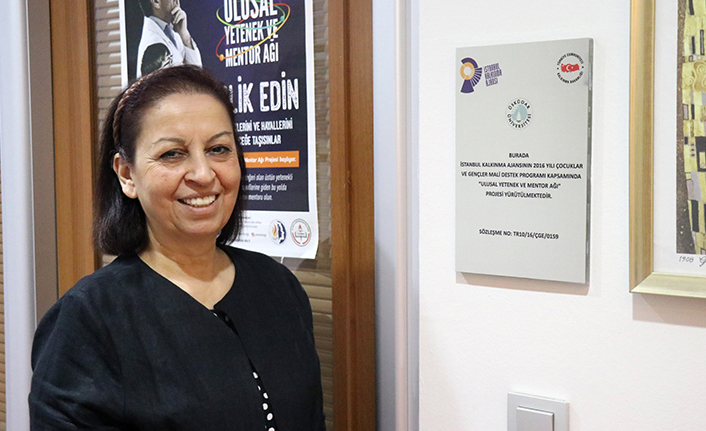 Halide İncekara: “Farklıymış gibi davranmak en ağır yük”