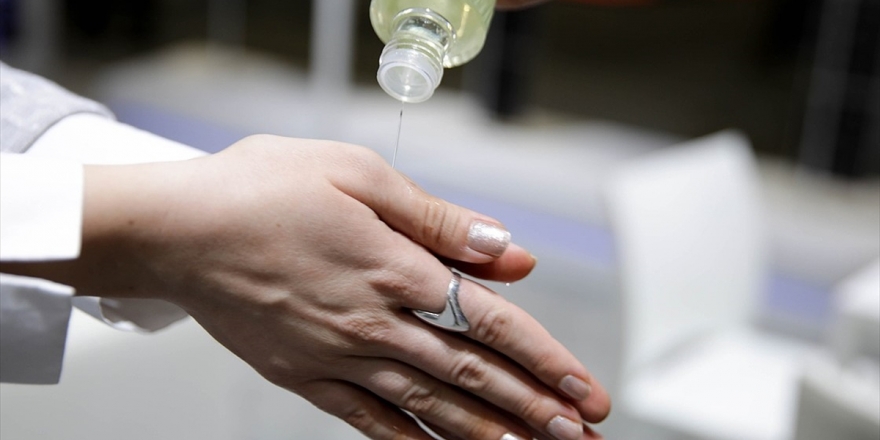Koronavirüse Karşı 'Kolonya Ve Alkol Bazlı Islak Mendil' Önerisi