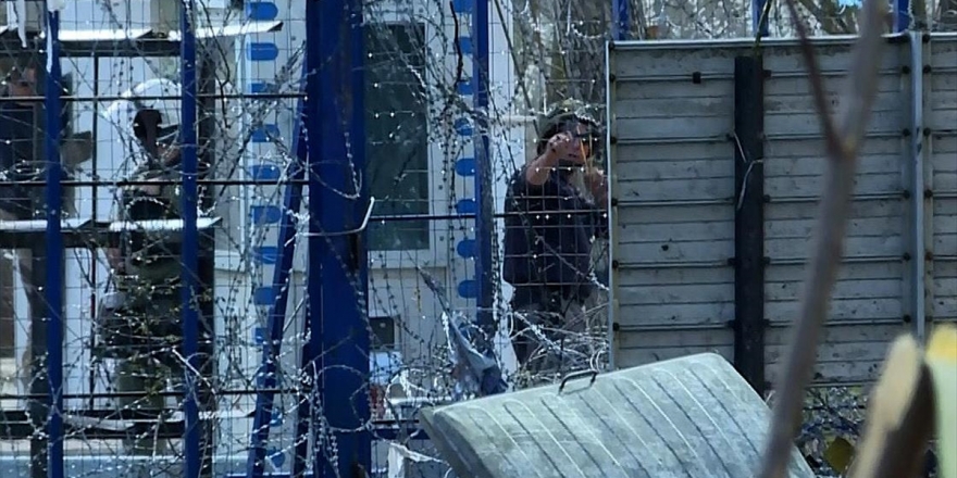 Yunan Askeri Sığınmacılara Sapanla Taş Attı