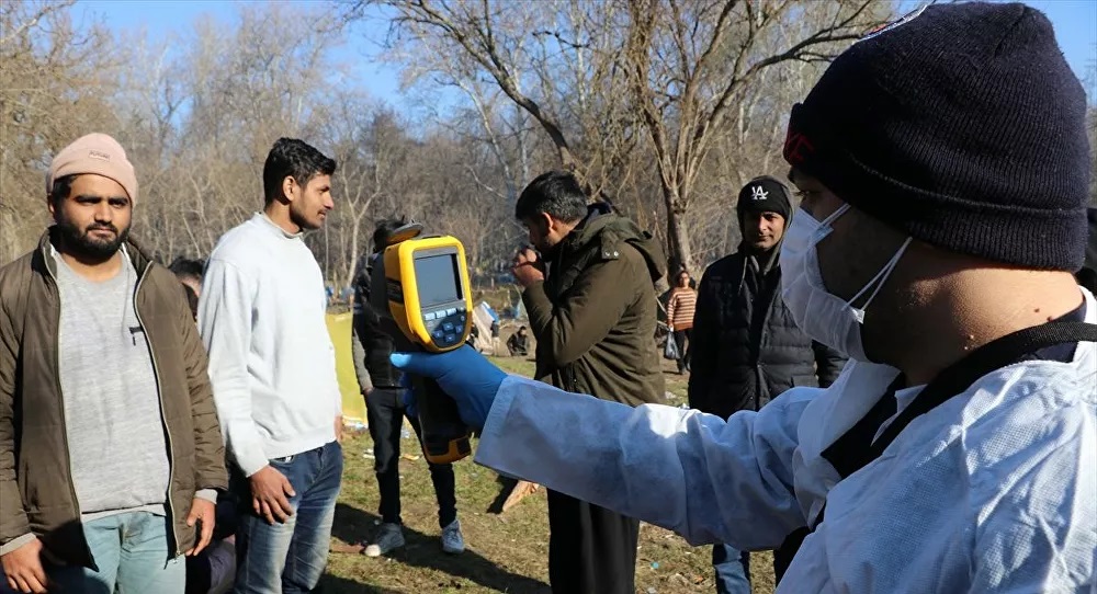 Koronavirüs tedbirleri: Edirne'den Avrupa'ya gitmeye çalışan sığınmacılar sağlık taramasından geçiriliyor