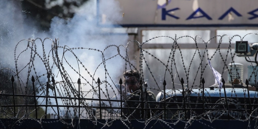 Yunanistan Gaz Bombalarının Etkisini Artırmak İçin 'Fan' Çalıştırıyor