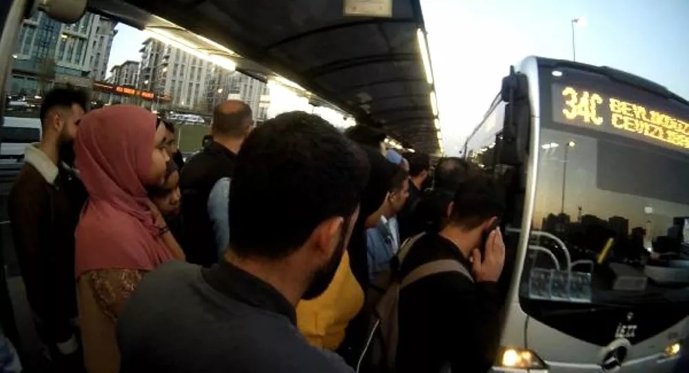 İBB: Toplu ulaşım kullanımında yüzde 10’luk düşüş var, vatandaşlar özel araçlarıyla trafiğe çıkmayı tercih ediyor