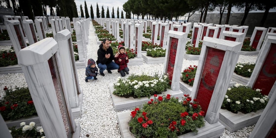'Çanakkale Geçilmez' Destanının Yazıldığı Topraklarda Ecdada Dua