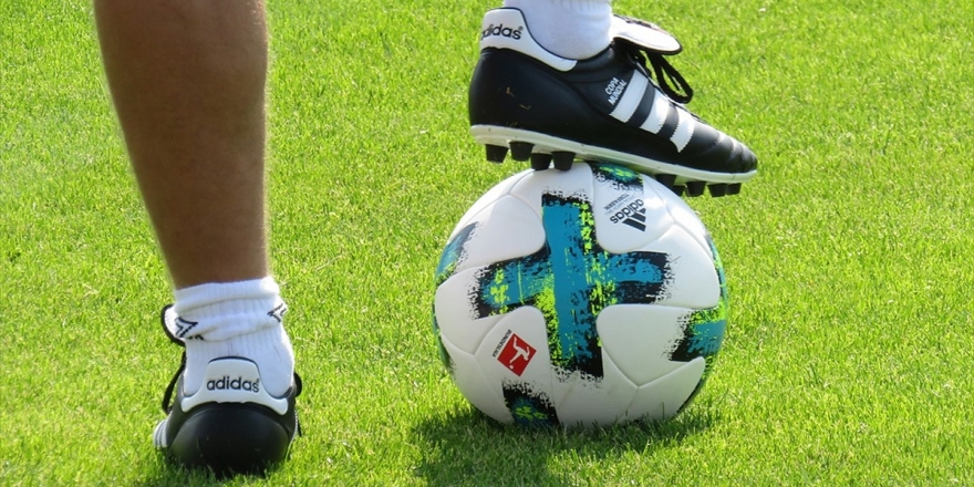 Almanya'da Futbol Karşılaşmaları Koronavirüs Sebebiyle Askıya Alındı