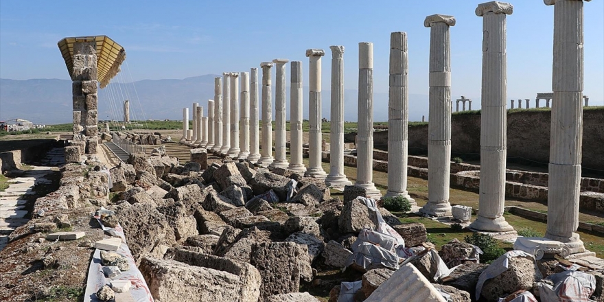 Laodikya Antik Kenti'nde 1750 Yıllık Freskli Travertenler Ayağa Kaldırıldı