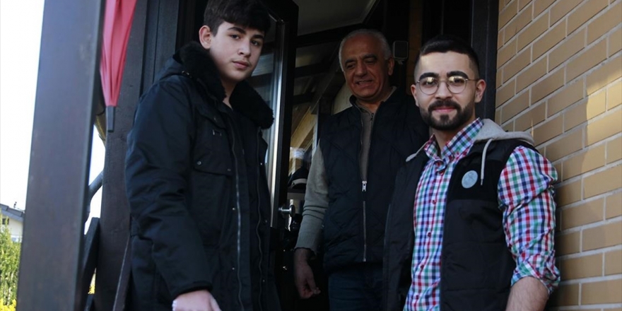 Almanya’da Müslüman Gençlerden Kovid-19 Nedeniyle Dışarı Çıkamayan Yaşlılara Yardım