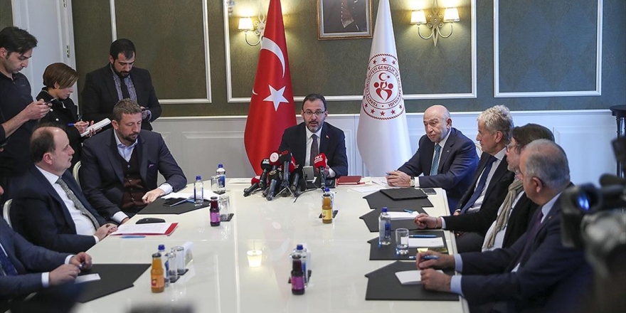 Bakan Kasapoğlu: Koronavirüs Nedeniyle Ligler Ertelendi