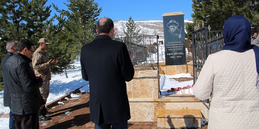 Aşık Veysel Ölümünün 47. Yılında Anıldı