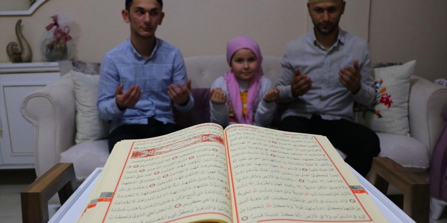 Miraç Kandili'nde Dualar Evlerden Yükseldi