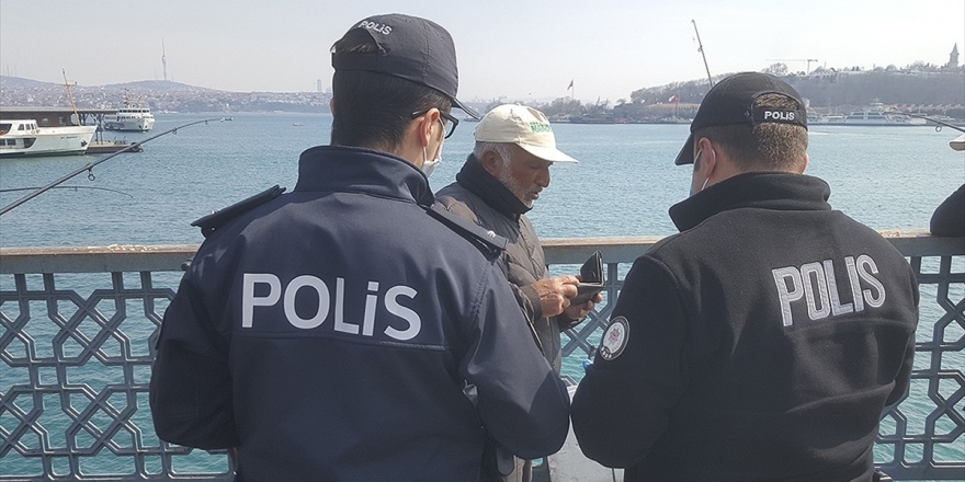 İstanbul Polisinden Vatandaşlara 'Zaruri Olmadıkça Dışarı Çıkmayın' Uyarısı