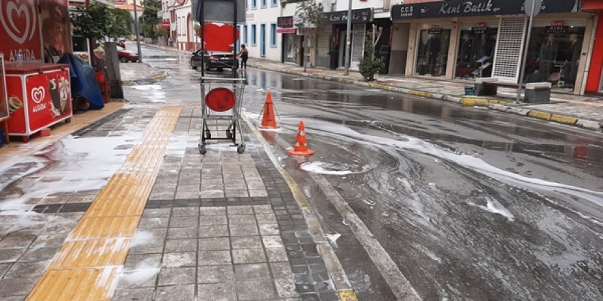 Büyükşehir Belediyesi Caddeleri Dezenfekte Ediyor