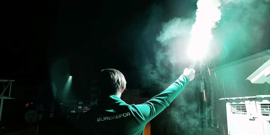 Bursaspor Taraftarlarından Sağlık Çalışanlarına Meşaleli Destek