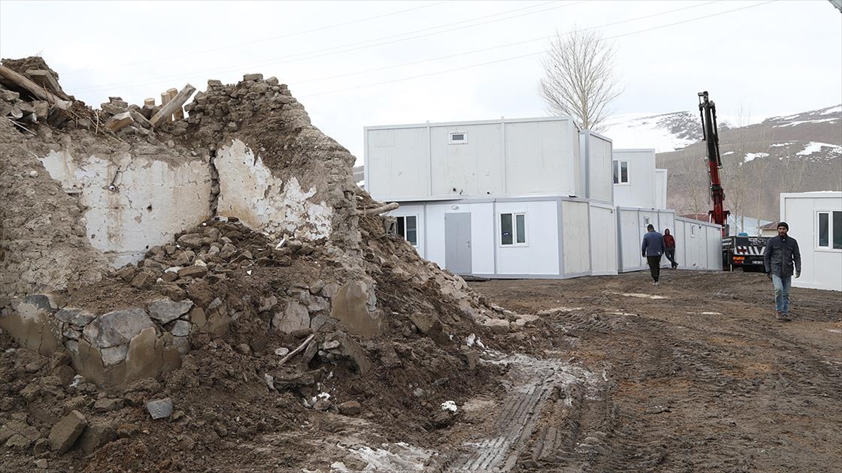 Van'daki Depremzedeler İçin Konteynerin Kurulumuna Başlandı