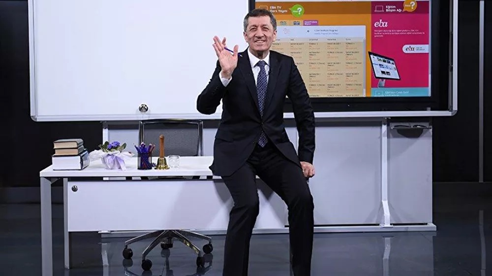 Uzaktan eğitim başladı: Bakan Selçuk, velilere 'Çocuklarımıza virüsün devletin kontrolünde olduğunu söyleyin' dedi