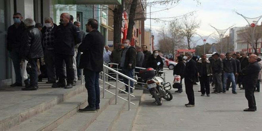 Banka Şubeleri Önünde Vatandaşlar Uzun Kuyruklar Oluşturdu
