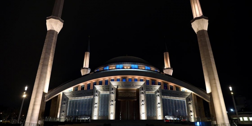 Koronavirüs Salgının Son Bulması İçin Camilerin Hoparlöründen Dua Edildi