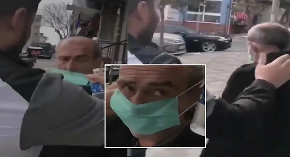 Yaşlı adamı zorla durdurup, yüzüne zorla maske takıp başına kolonya döktüler