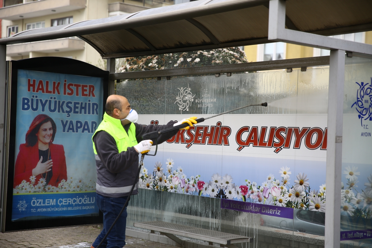 Aydın Büyükşehir Belediyesi durakları ve yolları dezenfekte ediyor