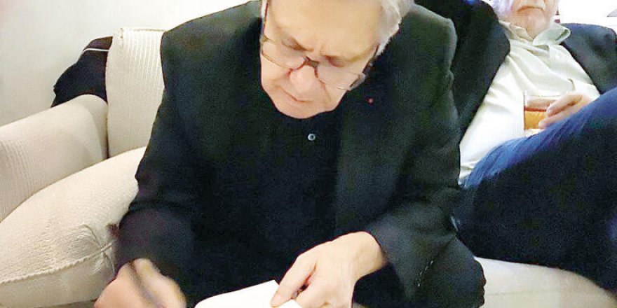 Zülfü Livaneli'nin İmza Gününe Gidenler Koronaya Yakalandı