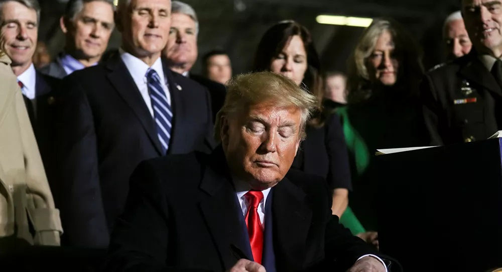 Trump, 2.2 trilyon dolarlık 'ekonomik teşvik paketi'ni onayladı