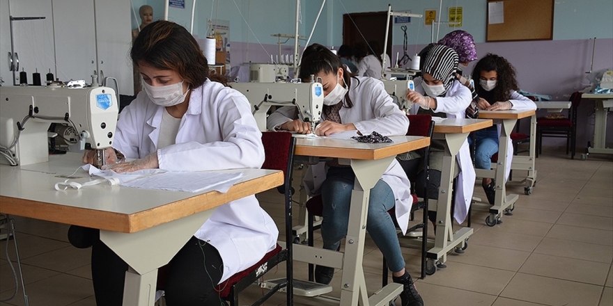 Meslek Liselerinde Bir Haftada Üretilen 500 Bin Maskenin Dağıtımı Yapıldı