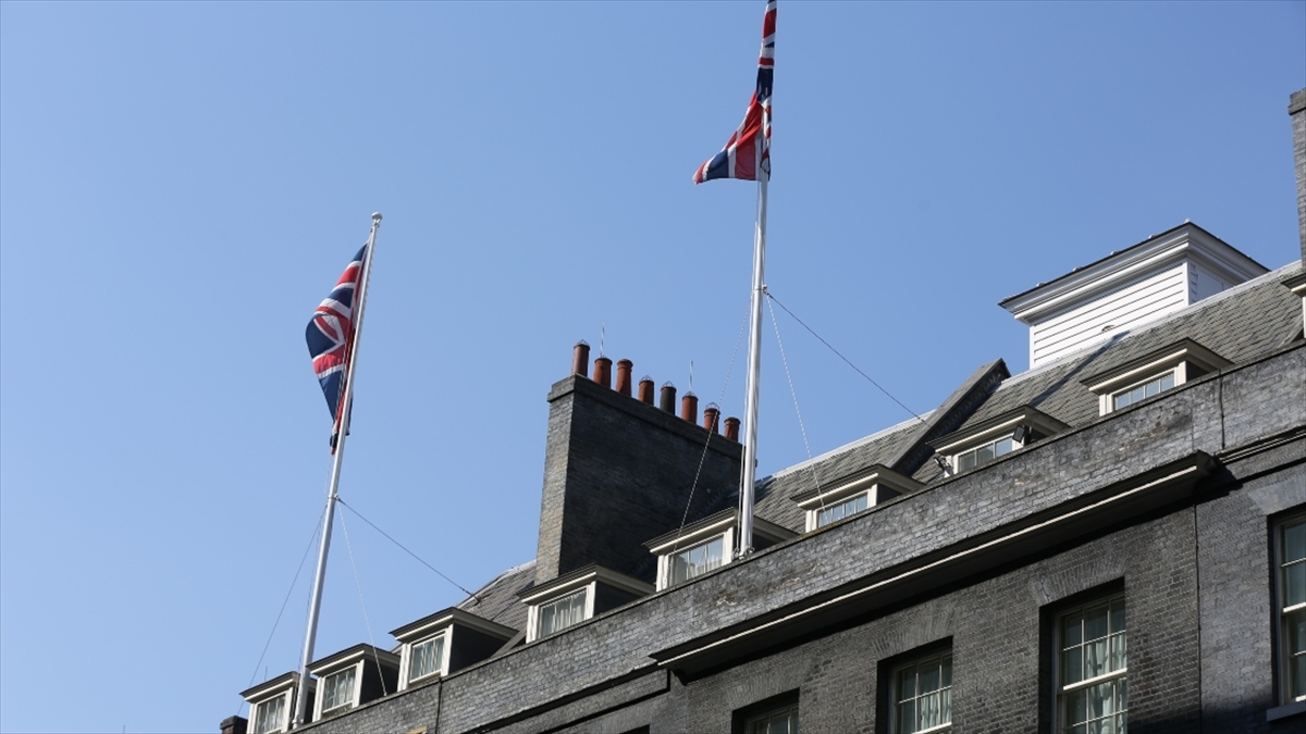 İngiltere'de Hayatın Normale Dönmesi 6 Ayı Bulabilir