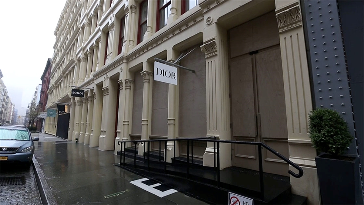 New York'ta Ünlü Mağazalar Yağmaya Karşı Vitrinlerini Plakalarla Kapattı