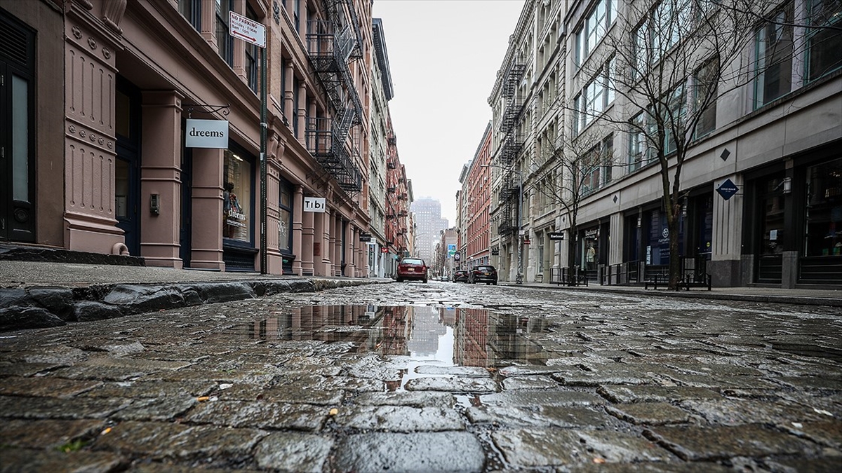 ABD'de Büyük Mağazalar Yüzbinlerce Çalışanını Ücretsiz İzine Çıkarıyor