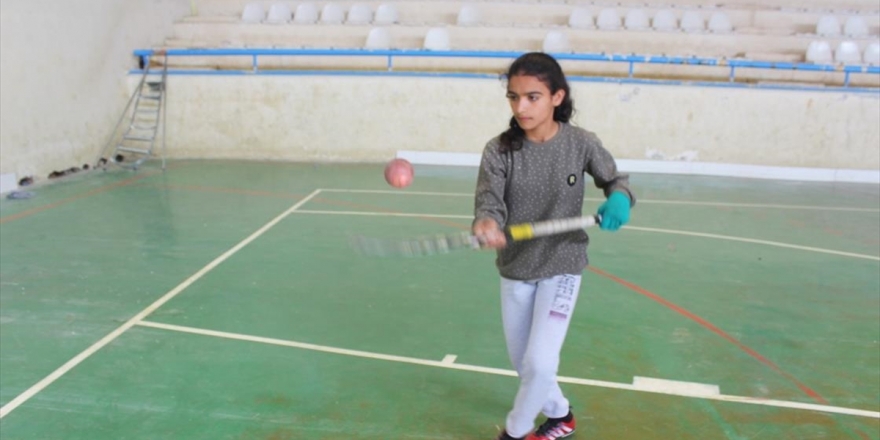 Salon Hokeyi Suriyeli Lora'nın Mutluluk Kaynağı Oldu