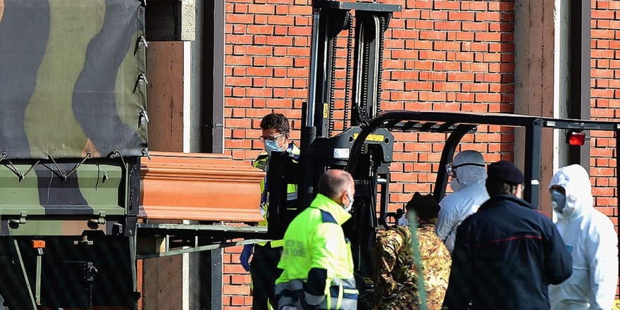 İtalya'da Kovid-19'dan Ölenlerin Sayısı 13 Bin 915'e Yükseldi