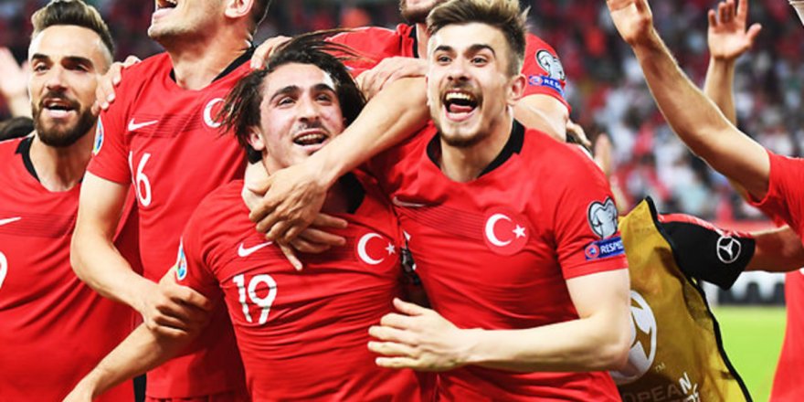 Futbolcular sokağa çıkma yasağına takıldılar